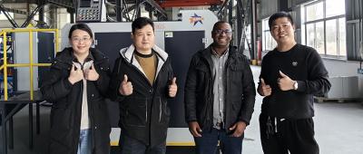 Kunder besøger voksfabrikken